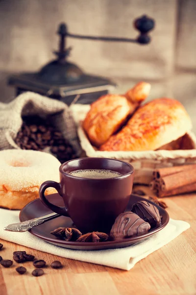 Tasse café avec des céréales et des croissants — Photo