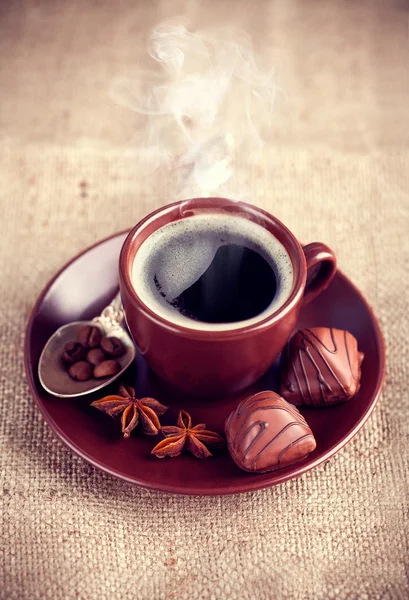 杯热咖啡与巧克力糖果 — 图库照片