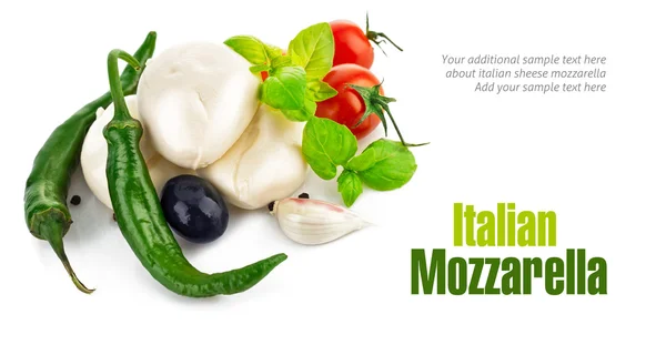 Italiaanse kaas mozzarella met olijf tomaat en basilicum — Stockfoto