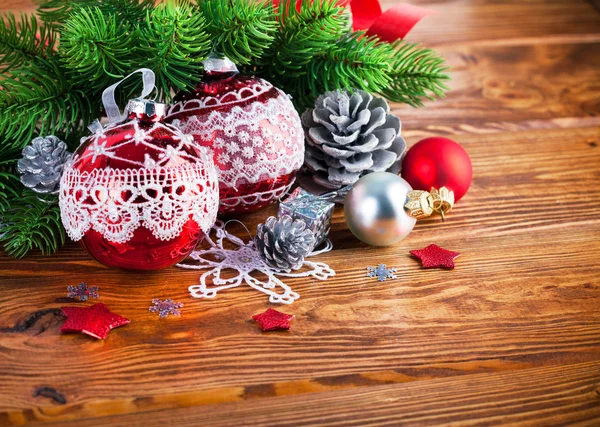 Rama del árbol de Navidad con bolas — Foto de Stock