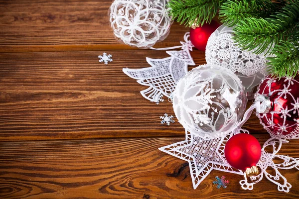 Рождественские шары с мишурой и елью — стоковое фото