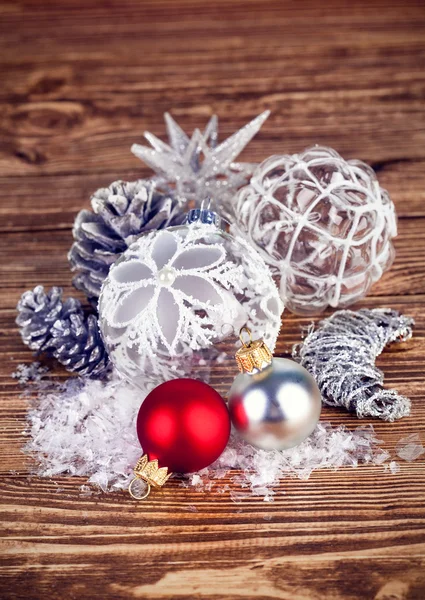 Bolas de Natal com enfeites de Natal e neve — Fotografia de Stock