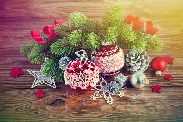 Rama del árbol de Navidad con bolas — Foto de Stock
