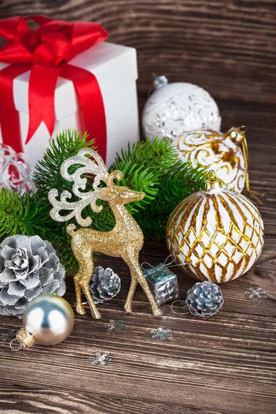 Ramo dell'albero di Natale con regalo — Foto Stock