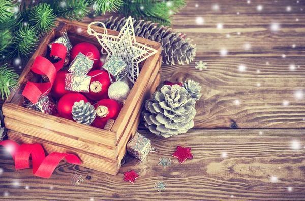 Vánoční červené koule v dřevěné krabici — Stock fotografie