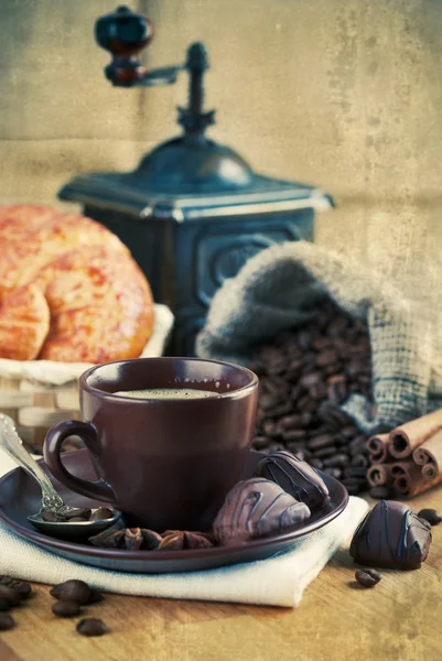 Tasse café avec des céréales et des croissants — Photo