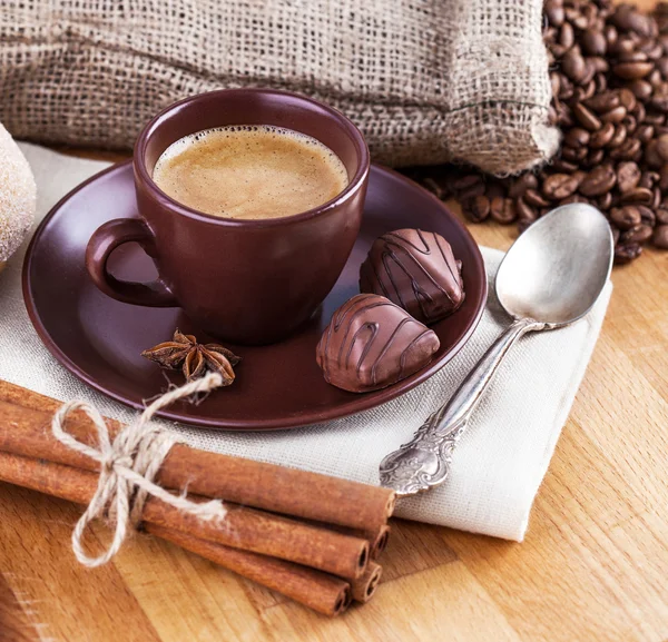 Cup coffee with beans and chocolate candies — Stock Photo, Image