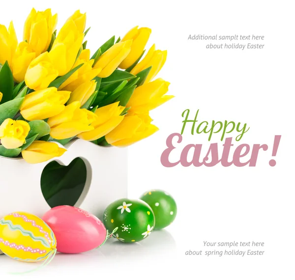 Huevos de Pascua con flores amarillas de primavera —  Fotos de Stock