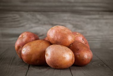 Ahşap tahta üzerinde taze patates