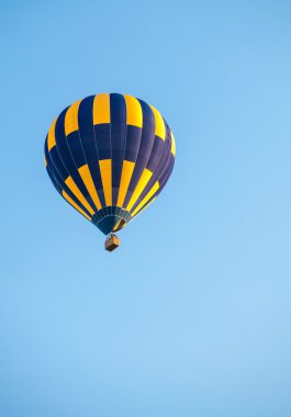 Mavi gökyüzünde balon