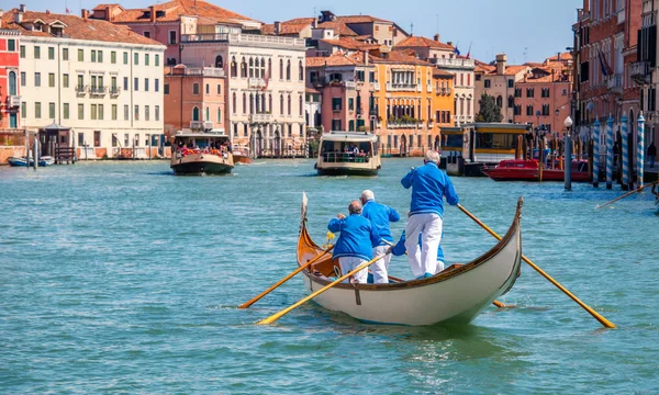 Gondola gondolero en el gran canal de Venecia, Italia — Foto de Stock