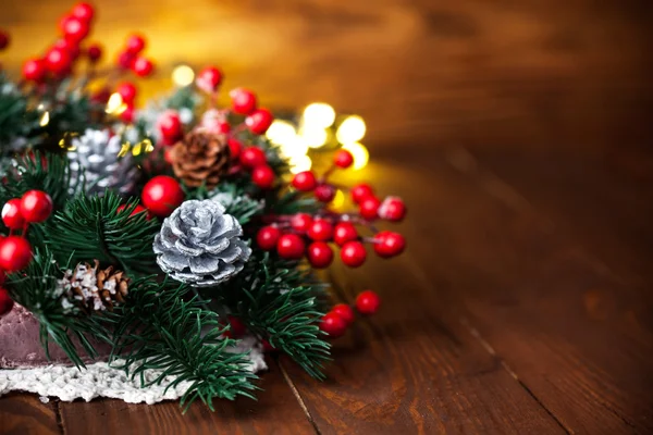 Christmas fir med tallkotte och garland — Stockfoto