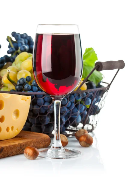 Pohár vörös bor, szőlő és sajttal — Stock Fotó