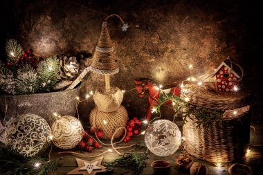 Noel süsleri, köknar, kar, top ve çelenkli klasik oyuncaklar. Homurdanma ve ahşap arka planda neşeli aydınlatma ile sihirli masal kırsal kompozisyonu.