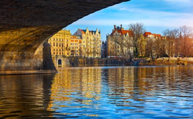 Prag, Çek Cumhuriyeti. Vltava nehri üzerindeki Legion köprüsünün aşağısına bakın. Gün batımında güneş ışığı altında seddi..