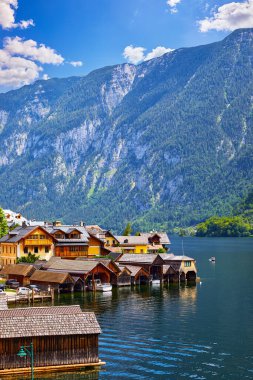Hallstatt, Avusturya. Hallstattersee Gölü 'ndeki antik ve ünlü köy yeşil ormanları olan Avusturya Dağları arasında. Kasabada manzaralı yaz manzarası..