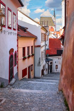 Cesky Krumlov, Çek Cumhuriyeti. Dar sokaktan kilise kulesine bakın. Antik bohem köyünde antik evlere sahip ortaçağ mimarisi ve fenerler var. Akşam vakti romantik bir yer..