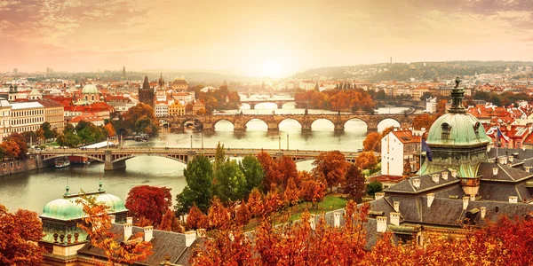 Paisaje al atardecer vista al puente de Carlos sobre el río Moldava en Praga Imágenes de stock libres de derechos