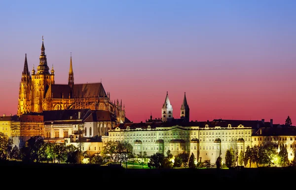 Noite paisagem vista para o Castelo de Praga Fotos De Bancos De Imagens