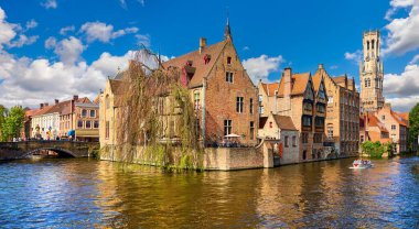 Bruges, Belçika. Antik ortaçağ Avrupa kenti. Rozenhoedkaai kanalı nehri, Belfort van Brugge 'un eski binası. Panoramik manzara mavi gökyüzü bulutları. Meşhur turistik cazibe.