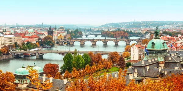 Vista del paisaje al puente de Carlos sobre el río Moldava en Praga Fotos de stock