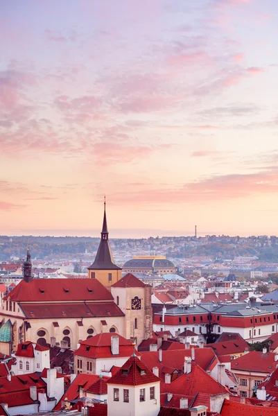 Superior vista al horizonte de tejados rojos de la ciudad de Praga Fotos de stock libres de derechos