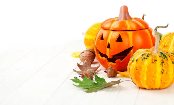 Decoração de outono de férias Halloween com abóboras de jack-o-lanterna — Fotografia de Stock
