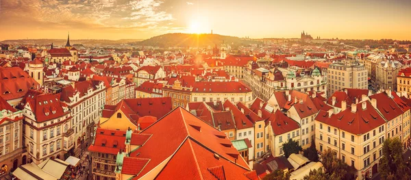 Panorama des toits toits rouges dans la ville de Prague Image En Vente