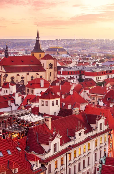 Vue de dessus à l'horizon des toits rouges de la ville de Prague Photo De Stock