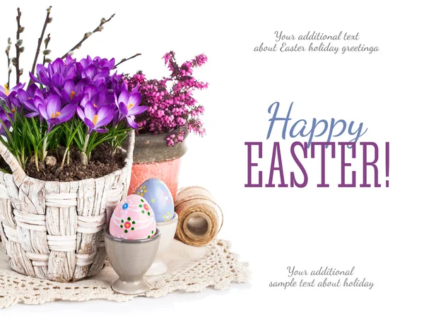 复活节彩蛋与在篮子里的春天的花朵 — 图库照片