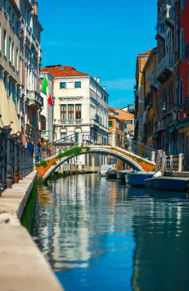 Puente sobre el canal entre las casas en Venecia — Foto de Stock