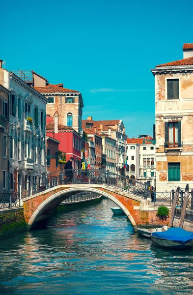Brücke über den Kanal zwischen Häusern in Venedig lizenzfreie Stockfotos