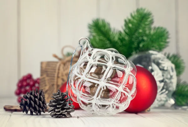Bolas de Navidad con abeto de rama y piña en tablero de madera —  Fotos de Stock