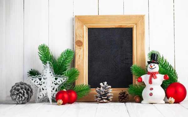 Natal natureza morta com boneco de neve e abeto na placa de madeira — Fotografia de Stock