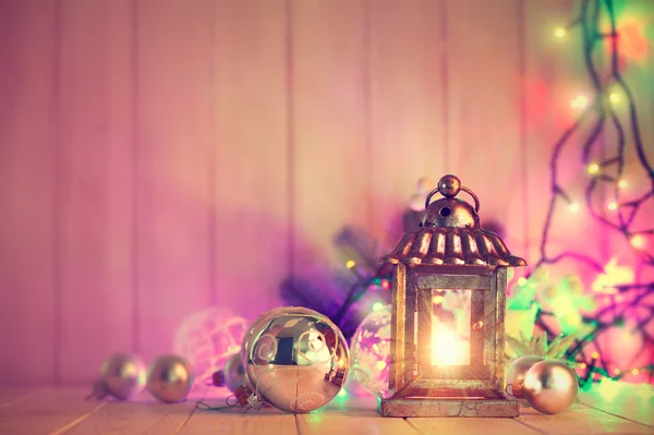 Kerstmis Stilleven met lamp garland en ballen — Stockfoto