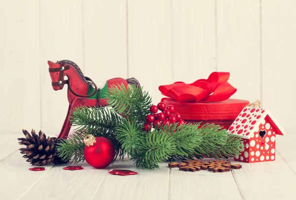 Bolas de Navidad con abeto de rama y piña en tablero de madera —  Fotos de Stock