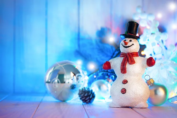 Рождество Снеговик с шариками и гирлянда на деревянной доске — стоковое фото