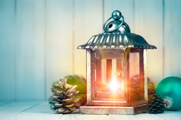 Christmas lamp met pinecone en bal op een houten bord — Stockfoto