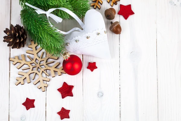 Abeto de Navidad con bolas y copo de nieve en el tablero de madera — Foto de Stock