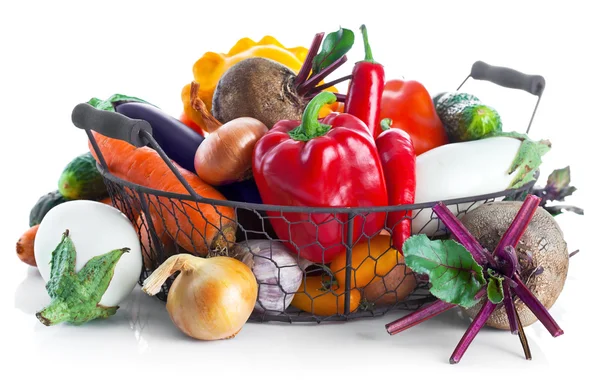Frisches Gemüse im Korb — Stockfoto