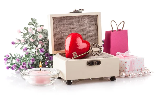 Hart in een kist gift op vakantie Valentijnsdag — Stockfoto