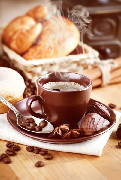 用豆子和巧克力糖果杯热咖啡 — 图库照片