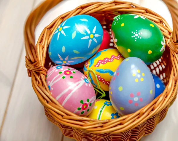 Wicker basket with easter eggs — Stock Photo, Image