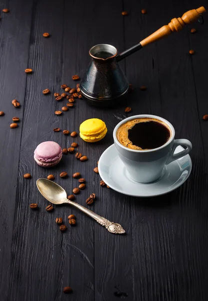 杯咖啡与粮食和 cezve — 图库照片