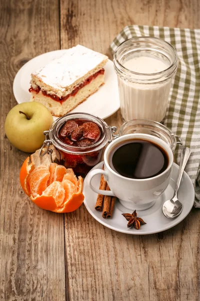 Desayuno con café caliente y joghurt — Foto de Stock