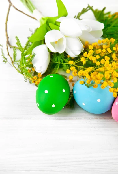 Easter eggs with spring flowers — Stock Photo, Image