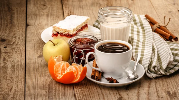 Warme koffie met en ontbijt — Stockfoto