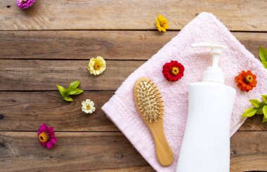 Yaşam tarzı temizlik düzeninin yıkama tüyleri için buruş buruş sağIıklı bitkisel şampuan arka plandaki ahşap üzerinde yatıyordu.