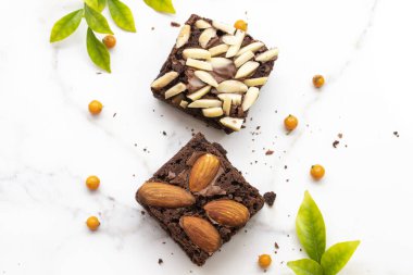 Yaprak düzenleme düz arka plan beyaz üzerine uzanmış tatlı çerez brownileri