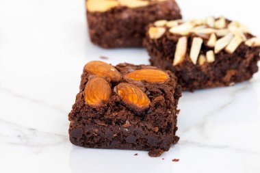 tatlı çerez brownie düzenleme düz arka plan beyaz üzerine yatar